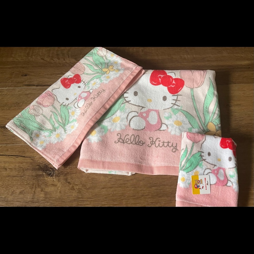 HELLO KITTY-RARE (NWT) Towel Set-3 Towels Included